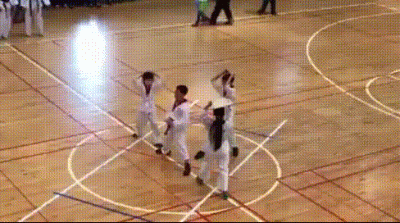 집단구타.gif