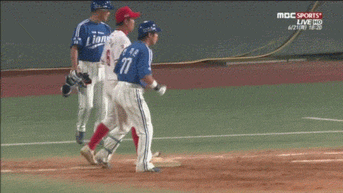 삼성_현재윤_파이팅_기아_박기남_하이파이브.gif