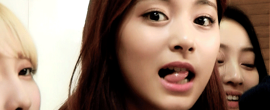 쯔위혓바닥.gif