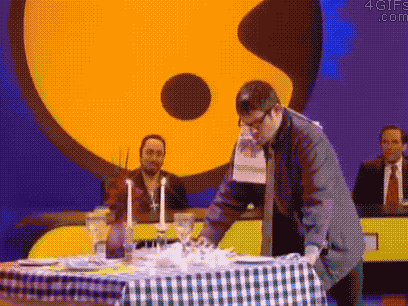 식탁보 빼기의 달인.gif