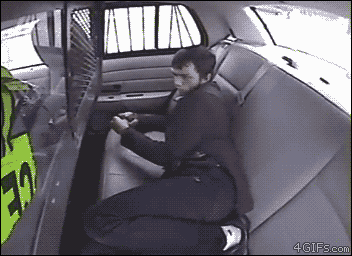 일단 아무도 모르게 수갑을 풀고.gif