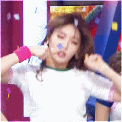 청하의 귀엽고 깜찍한 춤.gif