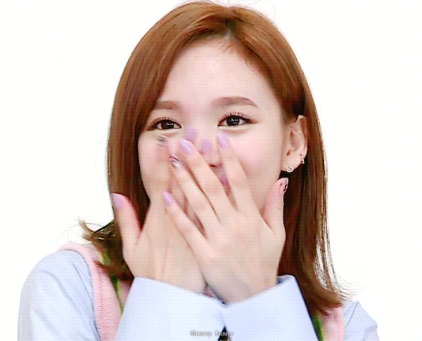 주간아이돌-나연-1.gif