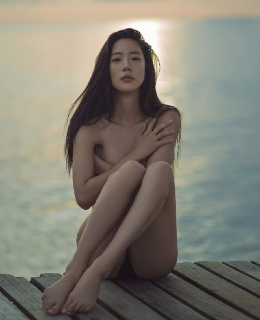 클라라 세미 누드.png