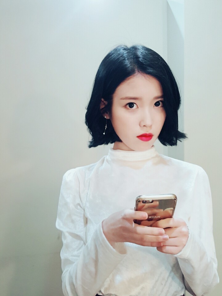 아이유 셀카.jpg