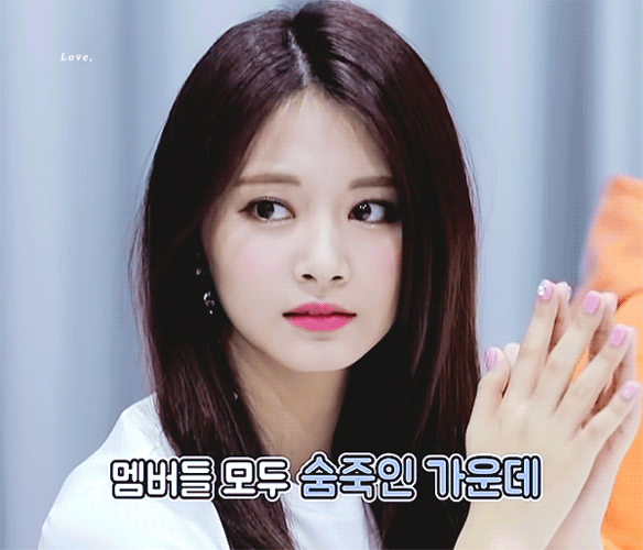 숨죽인%20쯔위%20미모.gif