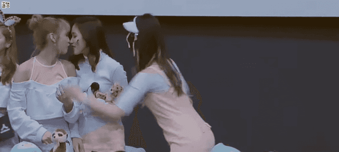 장난을 잘치는 사나양 (2).gif