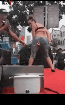 어느 여자의 항문 화력....gif