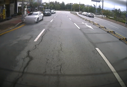 우리가 몰랏던 중앙분리대 기능.gif